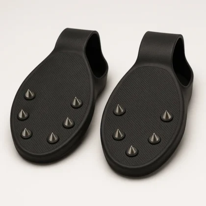 antislip schoenspikes met stalen punten per zool op witte achtergrond