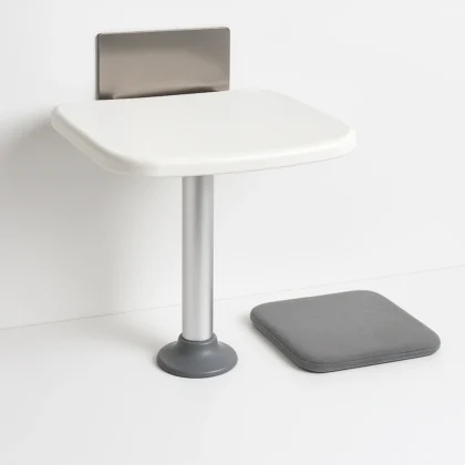 douchezitting wand met centrale steunkolom en los grijs kussen