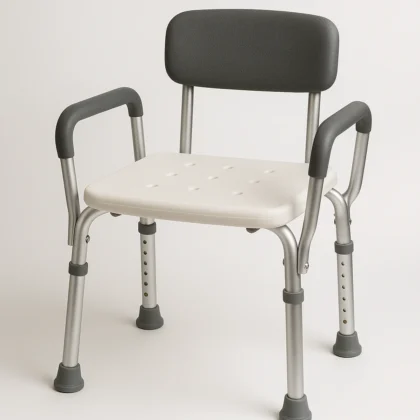 douchestoel met rug- en armleuningen op een aluminium frame