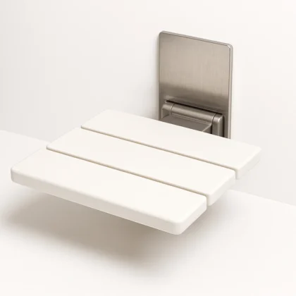 compacte douchezitting met drie witte lamellen aan de wand