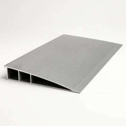 aluminium drempelhelling met geribbeld loopvlak op witte achtergrond
