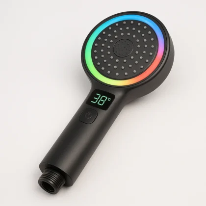Zwarte douchekop met verlicht temperatuurdisplay en stopknop op de steel
